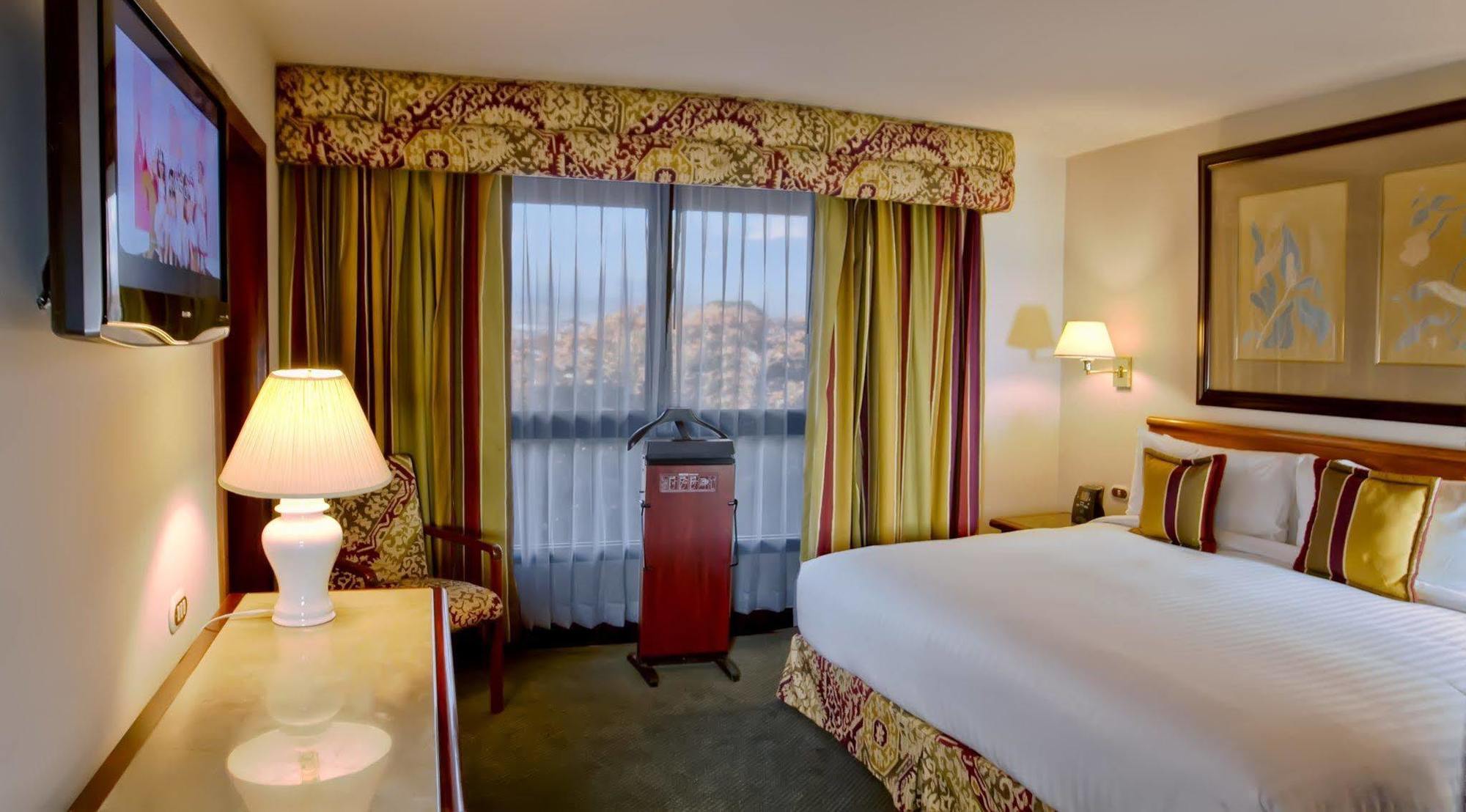 The Bear Hotel ดิไวเซส ภายนอก รูปภาพ