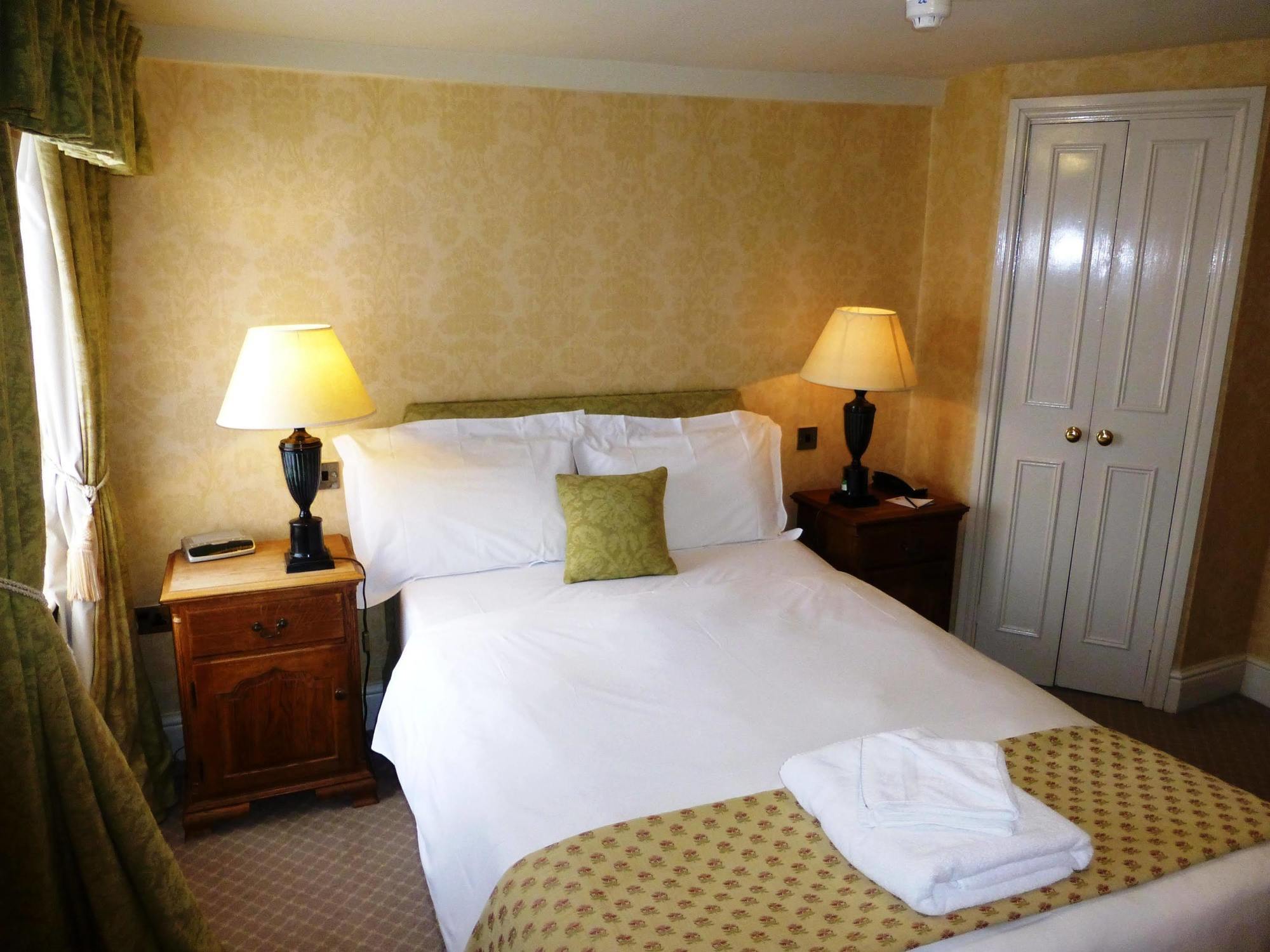 The Bear Hotel ดิไวเซส ภายนอก รูปภาพ