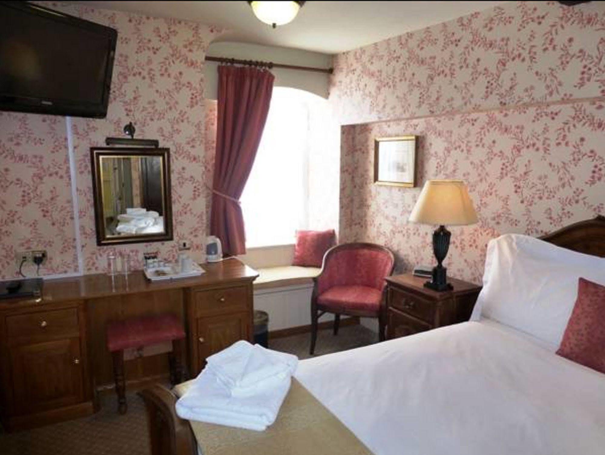 The Bear Hotel ดิไวเซส ภายนอก รูปภาพ