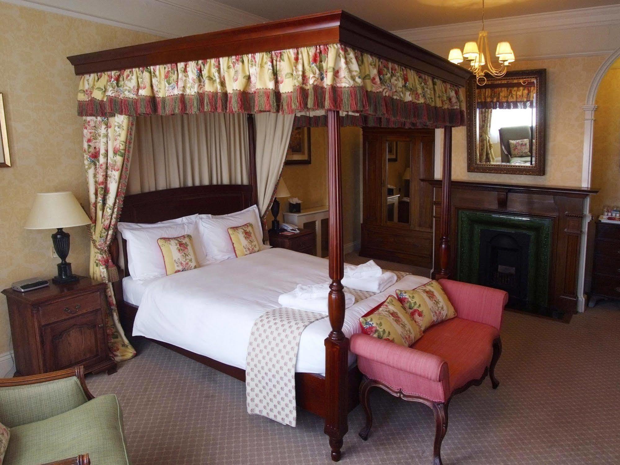 The Bear Hotel ดิไวเซส ภายนอก รูปภาพ