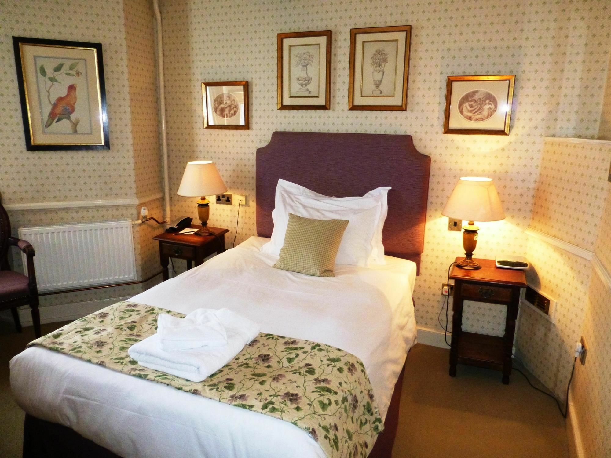 The Bear Hotel ดิไวเซส ภายนอก รูปภาพ